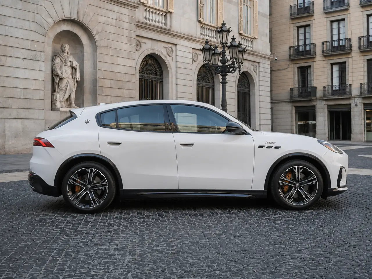 Maserati Grecale GT 2025, vue avant — Geneva Luxury Car Rental, Genève. Maserati Grecale GT à Genève Le Maserati Grecale GT 2025 fait partie des SUV proposés à…
