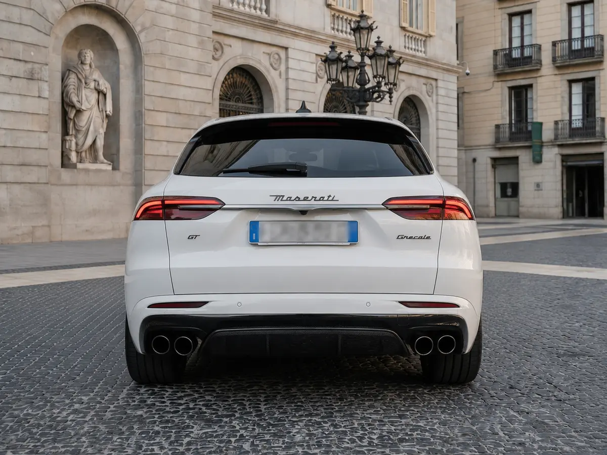 Maserati Grecale GT 2025, vue arrière — Geneva Luxury Car Rental, Genève. Maserati Grecale GT à Genève Le Maserati Grecale GT 2025 fait partie des SUV proposés à…