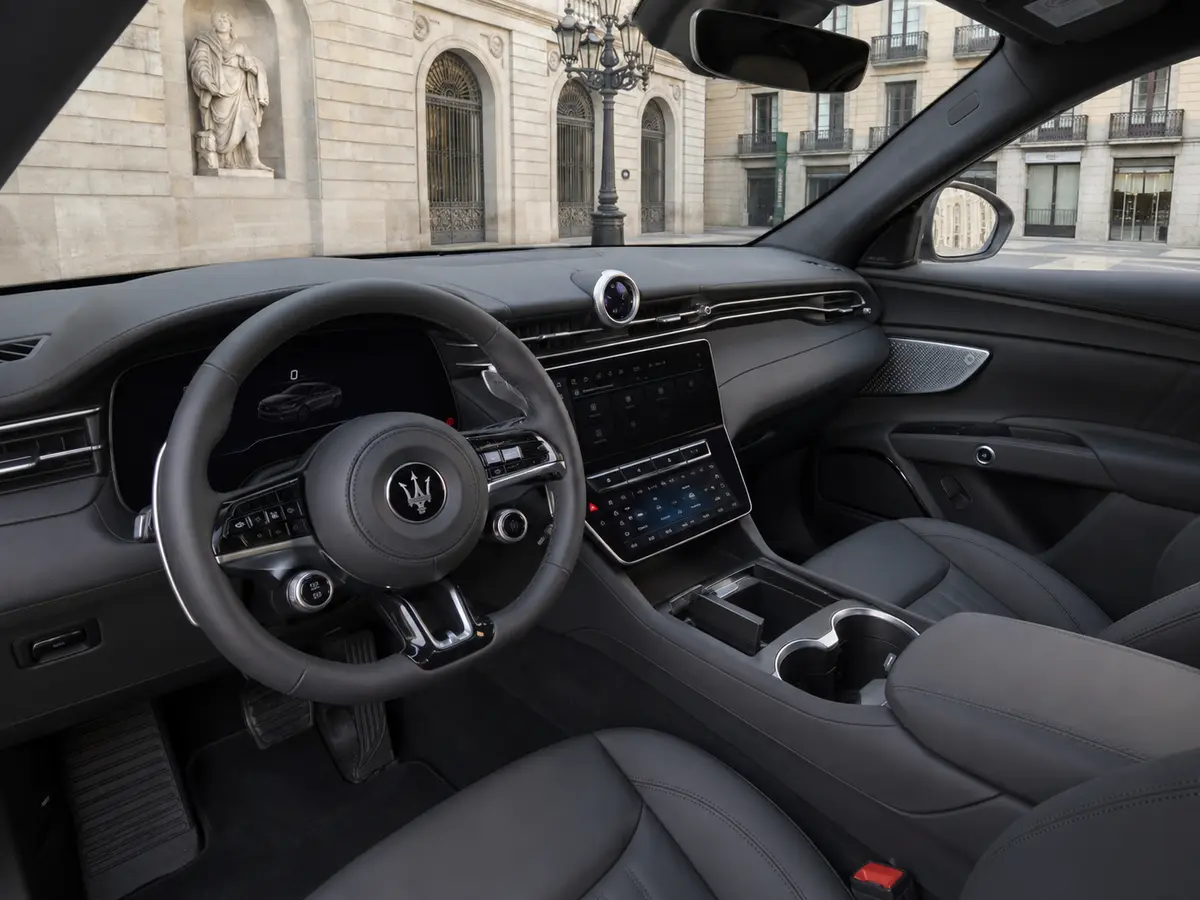 Maserati Grecale GT 2025, intérieur — Geneva Luxury Car Rental, Genève. Maserati Grecale GT à Genève Le Maserati Grecale GT 2025 fait partie des SUV proposés à…