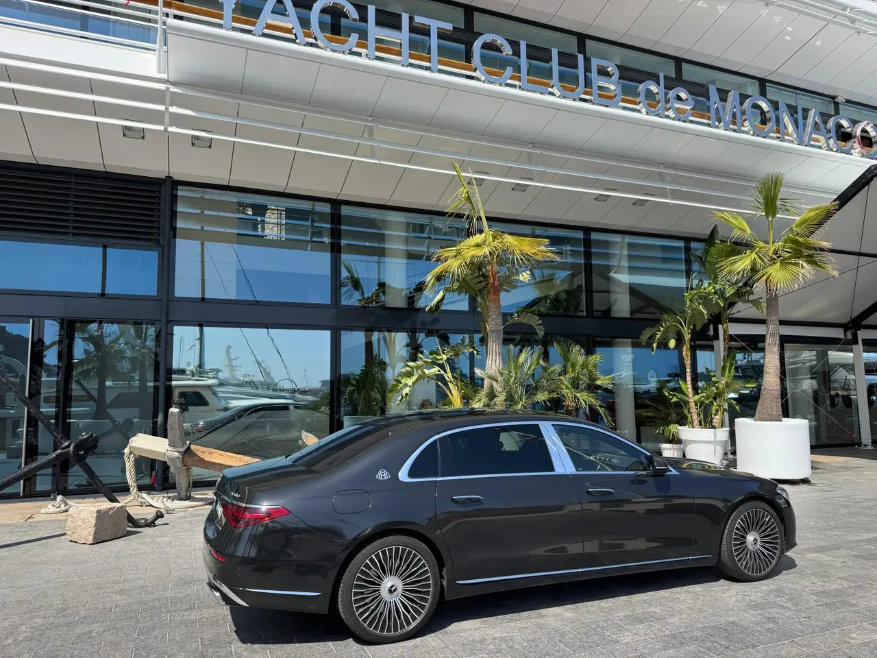 Maybach S580 2023, vue arrière — Geneva Luxury Car Rental, Genève. Maybach S580 à Genève La Maybach S580 2023 fait partie des véhicules proposés à la…