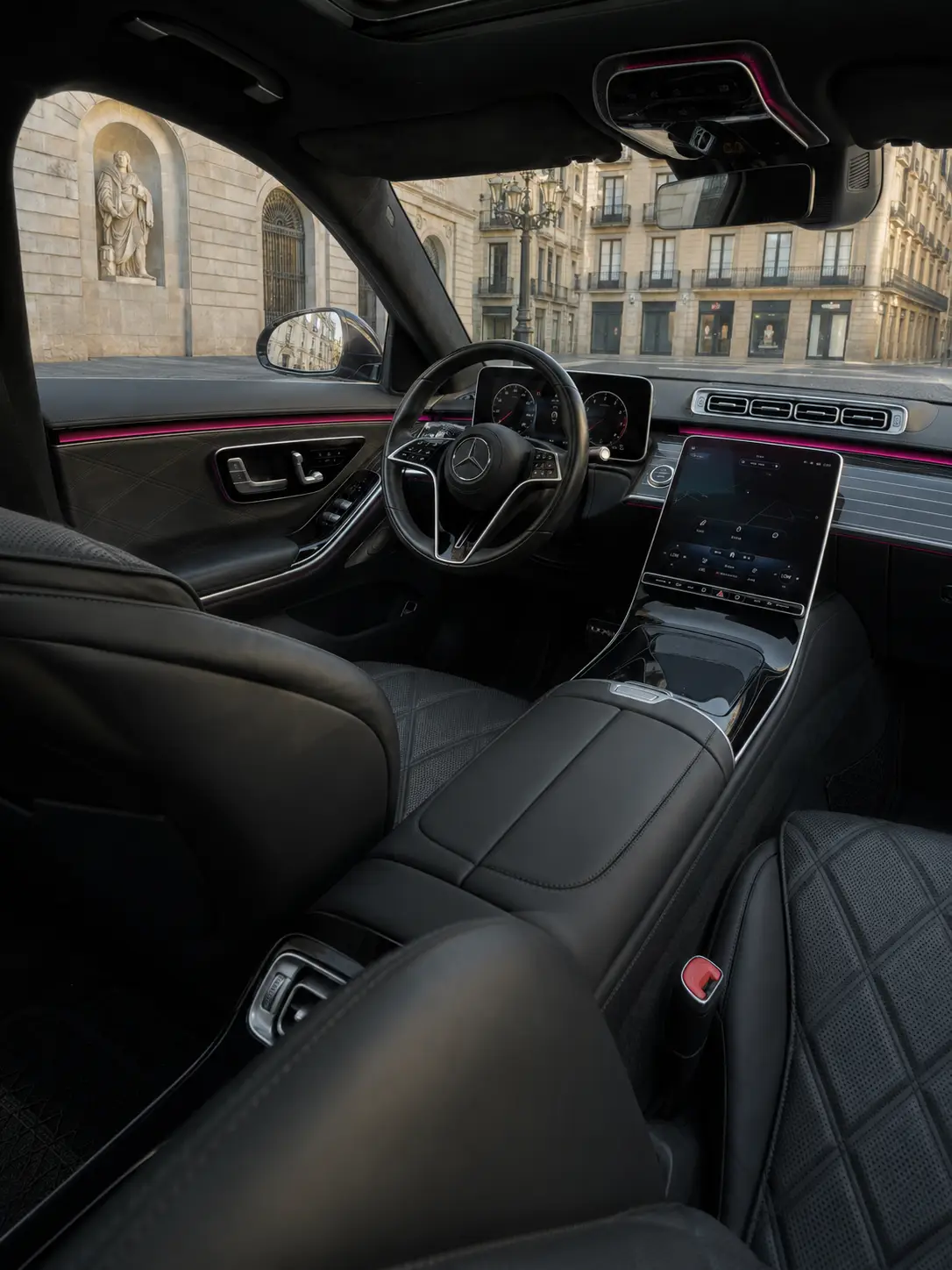 Maybach S580 2023, intérieur — Geneva Luxury Car Rental, Genève. Maybach S580 à Genève La Maybach S580 2023 fait partie des véhicules proposés à la…