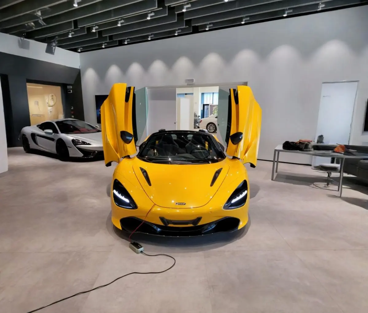 McLaren 720S Spider 2022, extérieur — Geneva Luxury Car Rental, Genève. McLaren 720S Spider à Genève Le McLaren 720S Spider 2022 est proposé à la location à…