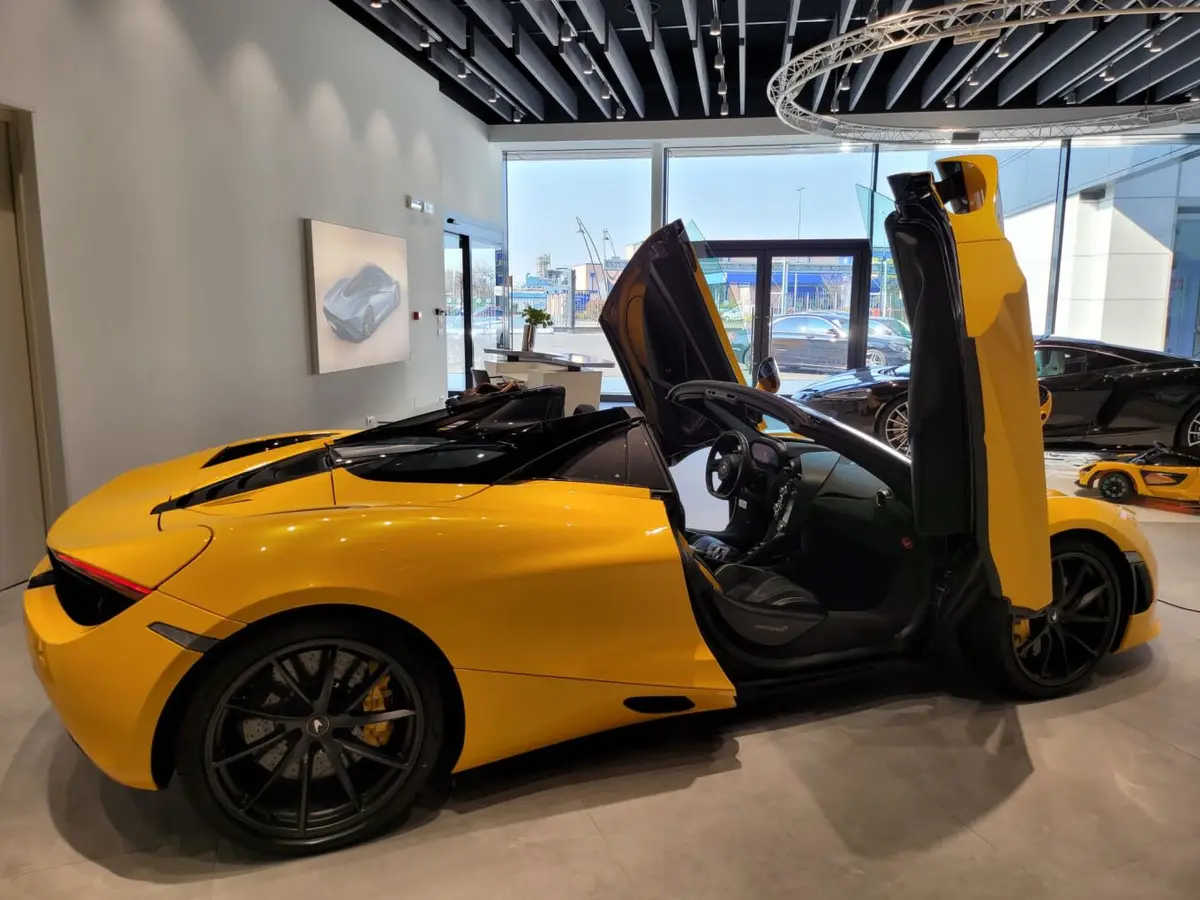 McLaren 720S Spider 2022, vue avant — Geneva Luxury Car Rental, Genève. McLaren 720S Spider à Genève Le McLaren 720S Spider 2022 est proposé à la location à…