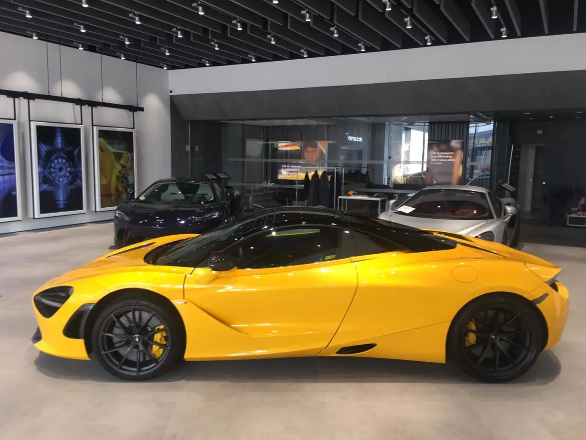 McLaren 720S Spider 2022, vue arrière — Geneva Luxury Car Rental, Genève. McLaren 720S Spider à Genève Le McLaren 720S Spider 2022 est proposé à la location à…