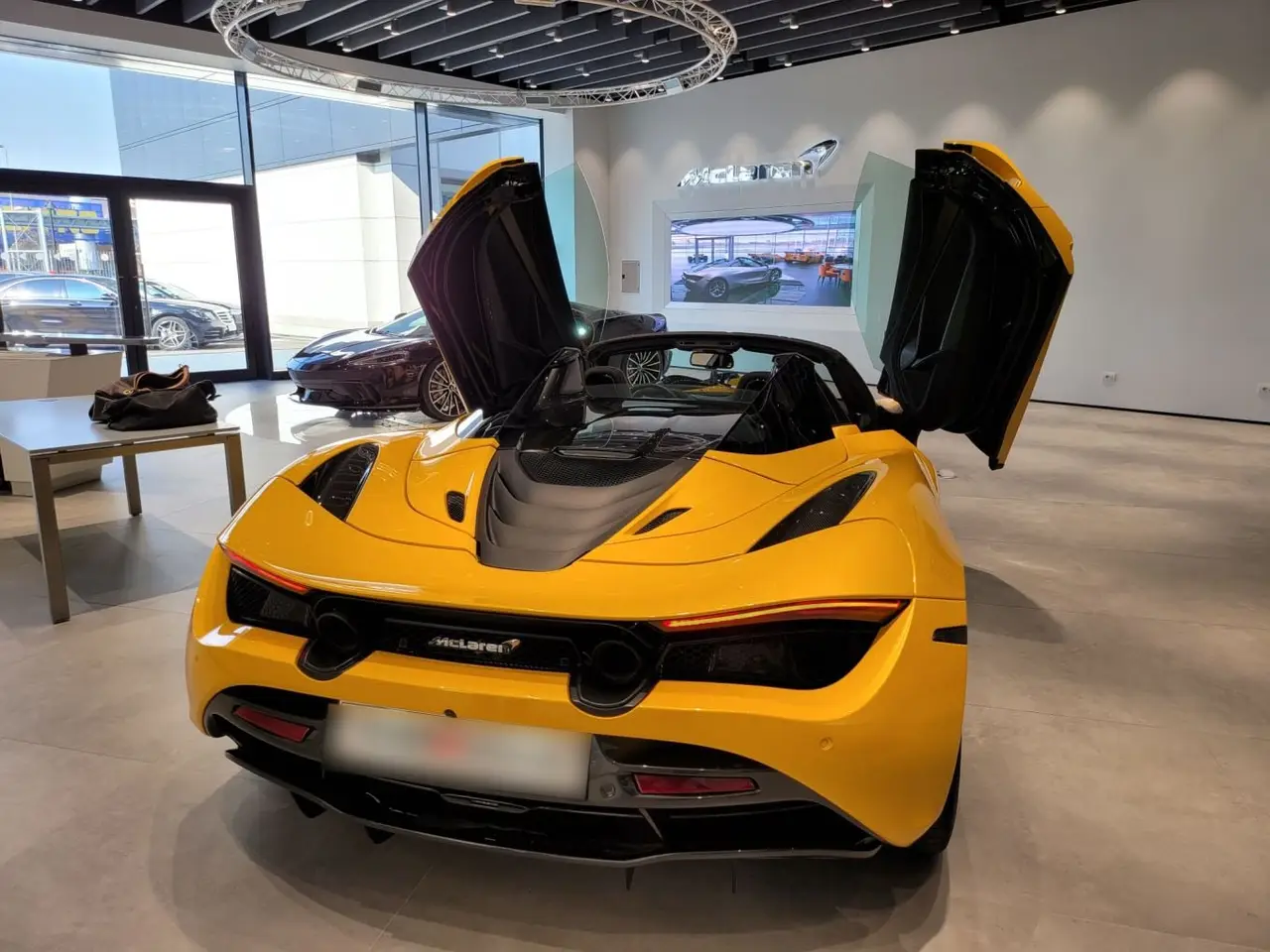 McLaren 720S Spider 2022, intérieur — Geneva Luxury Car Rental, Genève. McLaren 720S Spider à Genève Le McLaren 720S Spider 2022 est proposé à la location à…