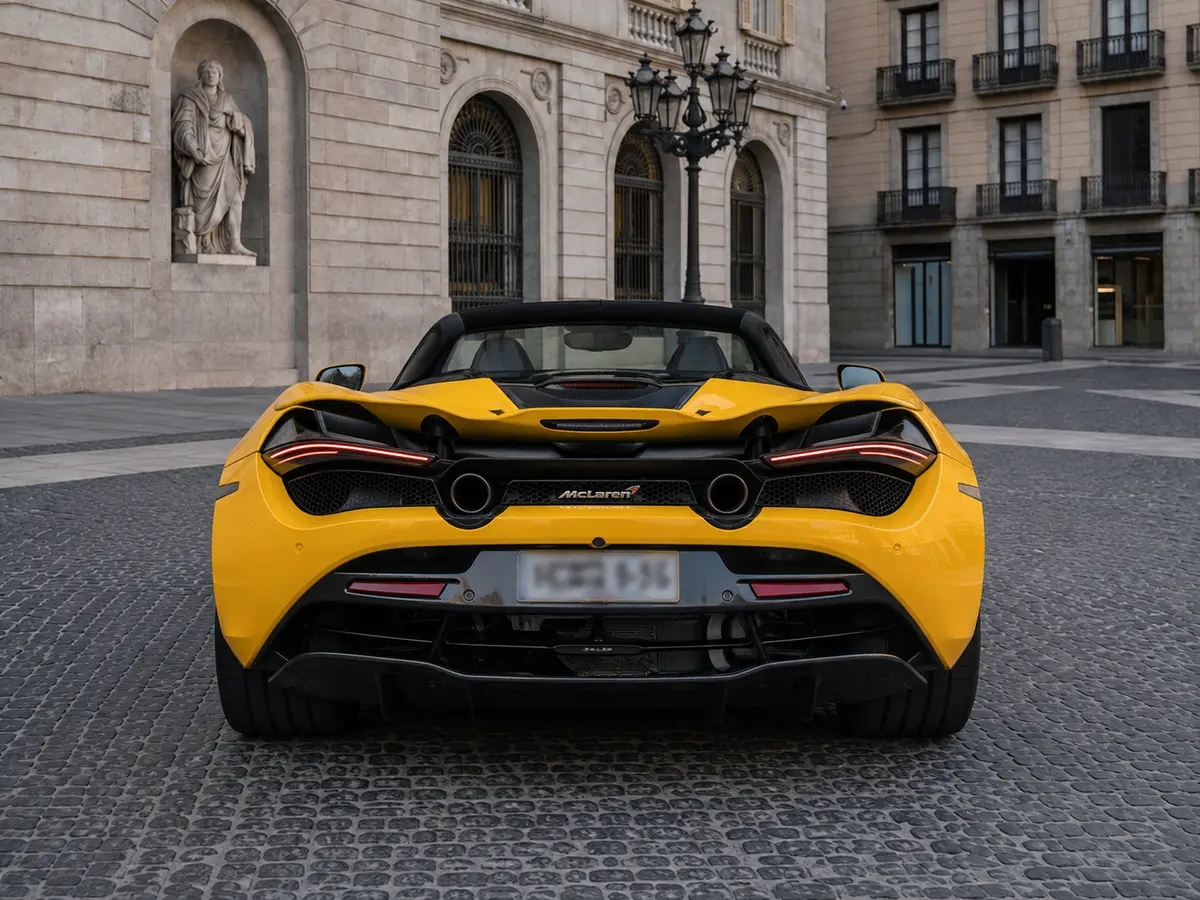 McLaren 720S Spider 2022, vue arrière — Geneva Luxury Car Rental, Genève. McLaren 720S Spider à Genève Le McLaren 720S Spider 2022 est proposé à la location à…