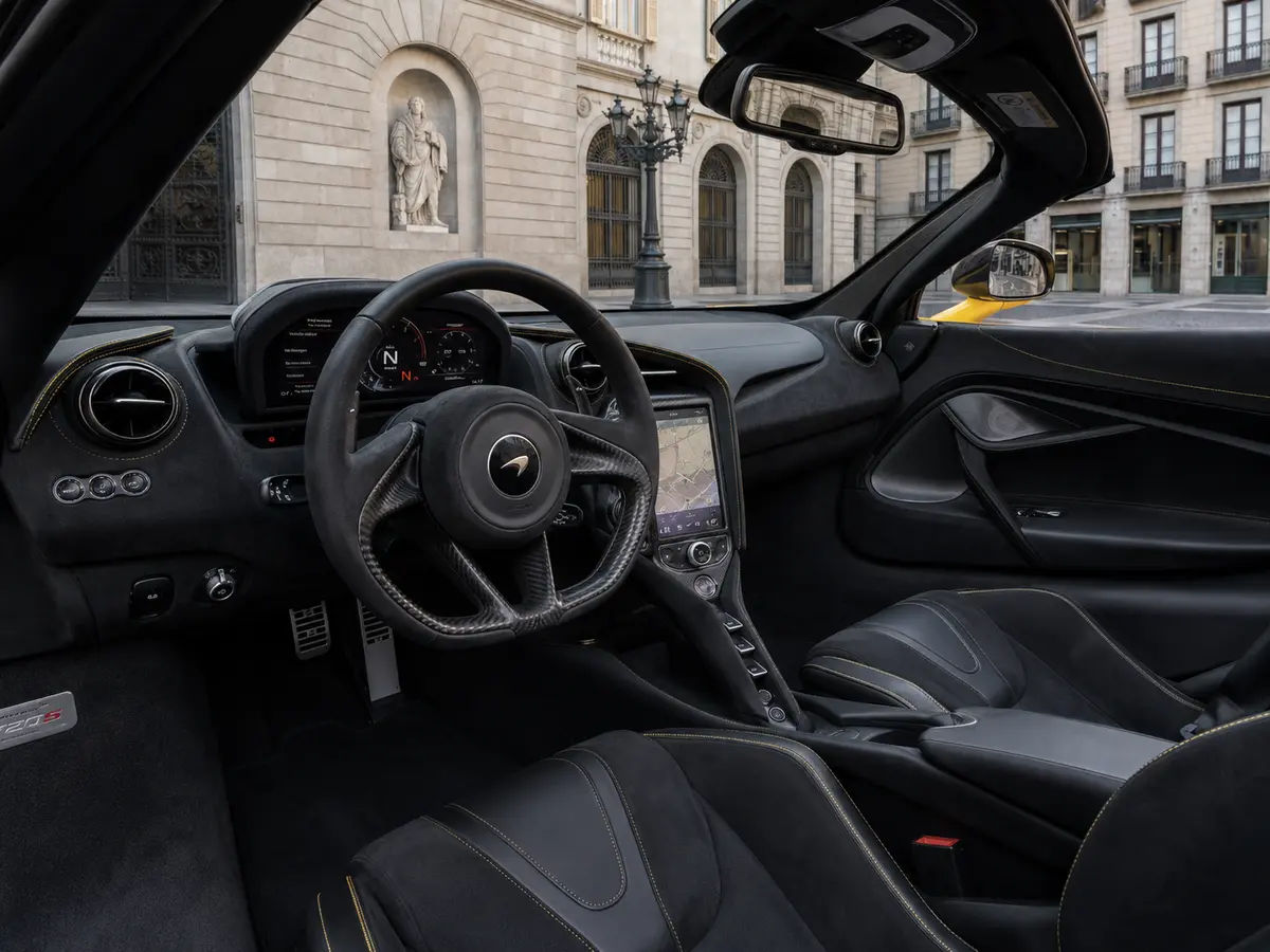 McLaren 720S Spider 2022, intérieur — Geneva Luxury Car Rental, Genève. McLaren 720S Spider à Genève Le McLaren 720S Spider 2022 est proposé à la location à…