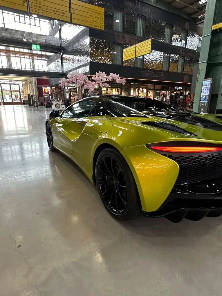 McLaren Artura Spider 2024, extérieur — Geneva Luxury Car Rental, Genève. McLaren Artura Spider à Genève La McLaren Artura Spider 2024 est proposée à la location à…