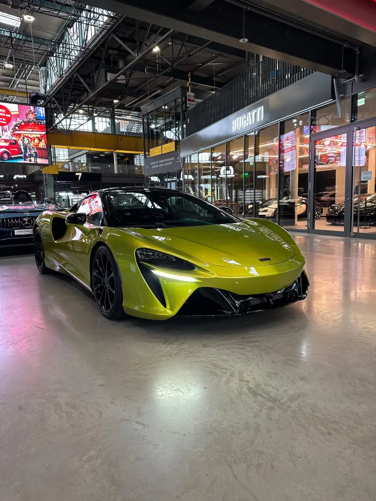 McLaren Artura Spider 2024, vue avant — Geneva Luxury Car Rental, Genève. McLaren Artura Spider à Genève La McLaren Artura Spider 2024 est proposée à la location à…