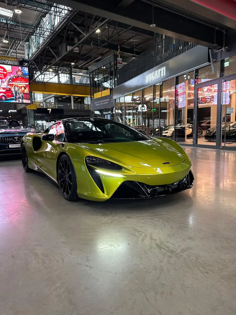 McLaren Artura Spider 2024, vue avant — Geneva Luxury Car Rental, Genève. McLaren Artura Spider à Genève La McLaren Artura Spider 2024 est proposée à la location à…