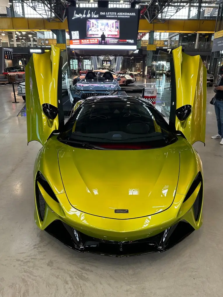 McLaren Artura Spider 2024, vue arrière — Geneva Luxury Car Rental, Genève. McLaren Artura Spider à Genève La McLaren Artura Spider 2024 est proposée à la location à…