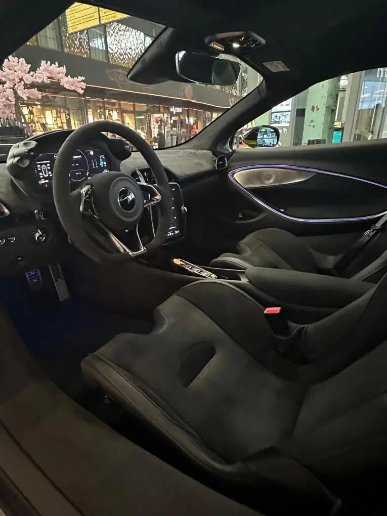 McLaren Artura Spider 2024, tableau de bord — Geneva Luxury Car Rental, Genève. McLaren Artura Spider à Genève La McLaren Artura Spider 2024 est proposée à la location à…