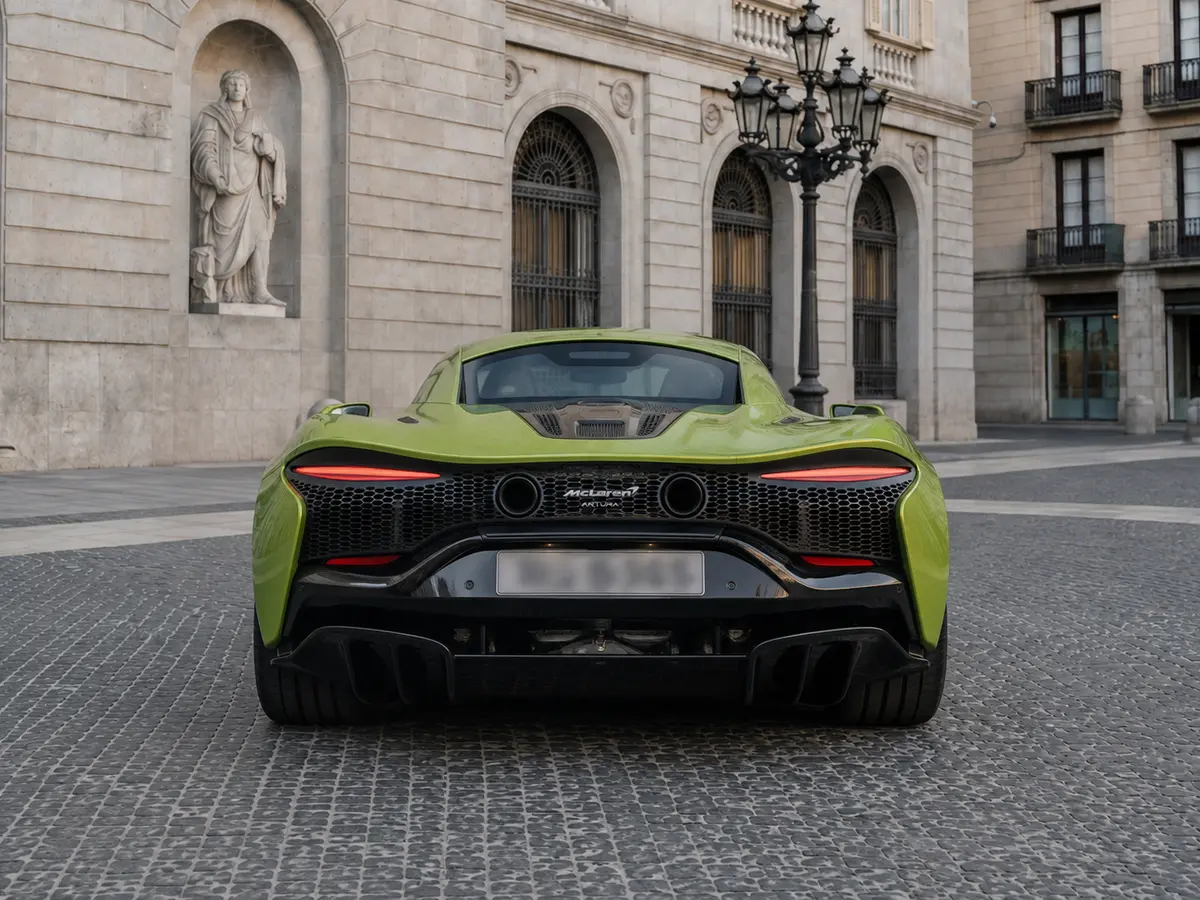 McLaren Artura Spider 2024, vue arrière — Geneva Luxury Car Rental, Genève. McLaren Artura Spider à Genève La McLaren Artura Spider 2024 est proposée à la location à…