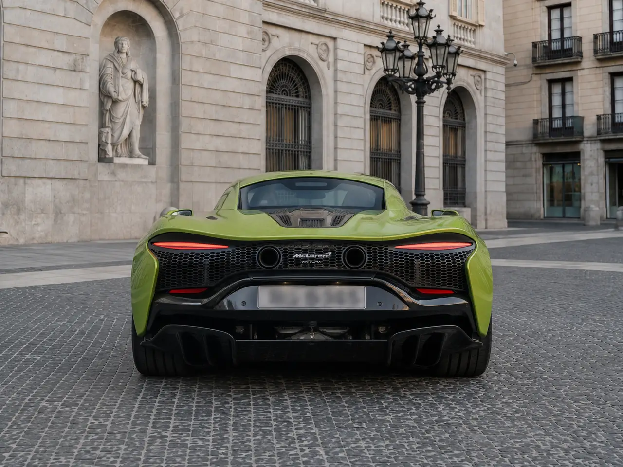 McLaren Artura Spider 2024, vue arrière — Geneva Luxury Car Rental, Genève. McLaren Artura Spider à Genève La McLaren Artura Spider 2024 est proposée à la location à…