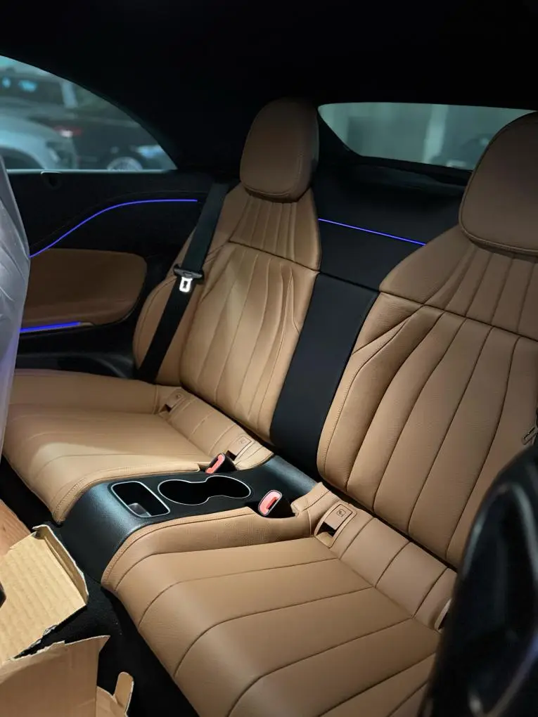Mercedes Benz CLE 300 Cabriolet AMG Premium 2025, vue arrière — Geneva Luxury Car Rental, Genève. Mercedes Benz CLE 300 Cabriolet AMG Premium à Genève La Mercedes Benz CLE 300 Cabriolet…
