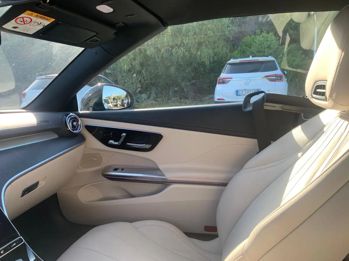Mercedes Benz CLE Cabrio 2025, vue avant — Geneva Luxury Car Rental, Genève. Mercedes Benz CLE Cabrio à Genève Le Mercedes Benz CLE Cabrio 2025 est proposé à la…