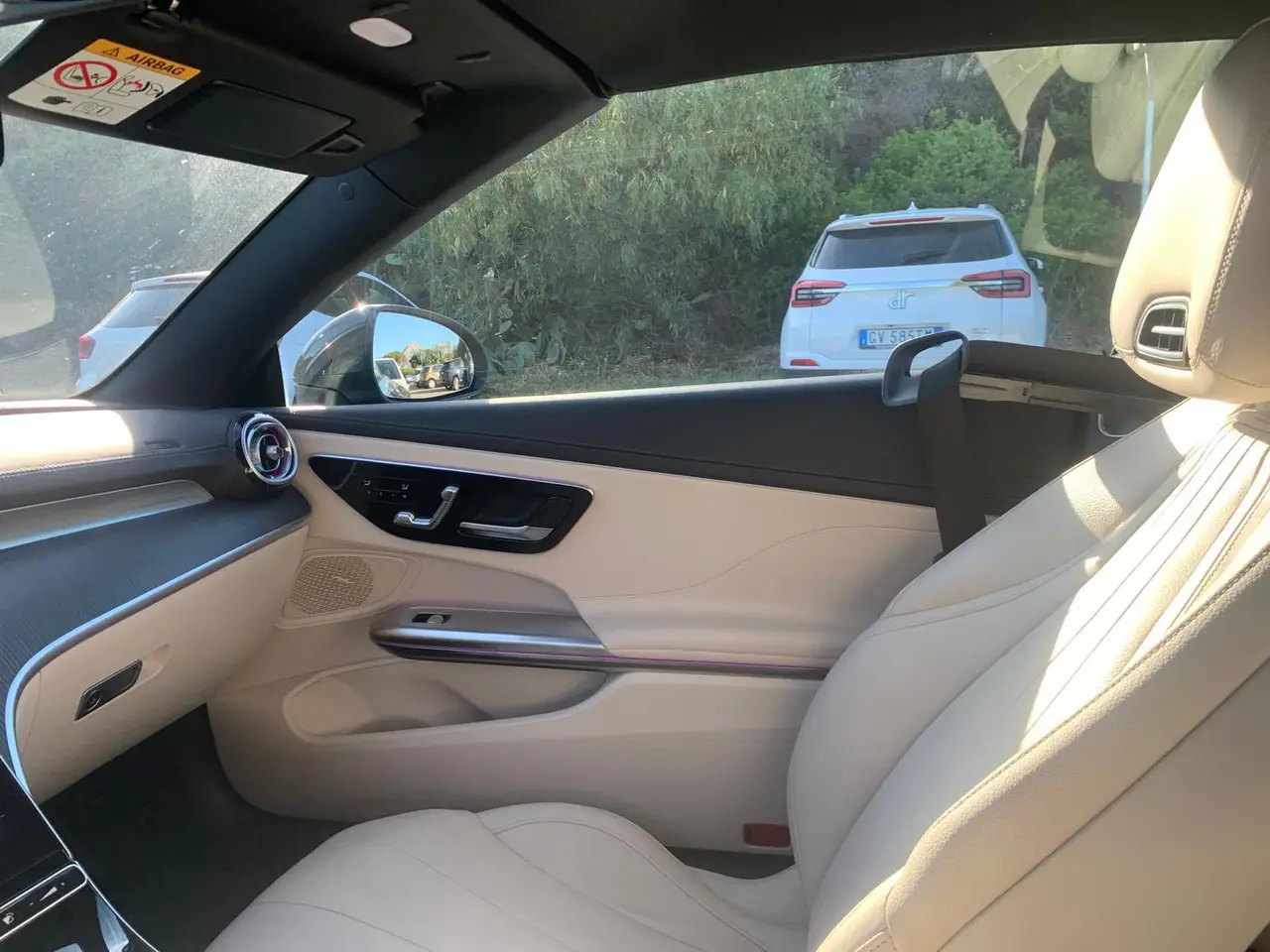 Mercedes Benz CLE Cabrio 2025, vue avant — Geneva Luxury Car Rental, Genève. Mercedes Benz CLE Cabrio à Genève Le Mercedes Benz CLE Cabrio 2025 est proposé à la…