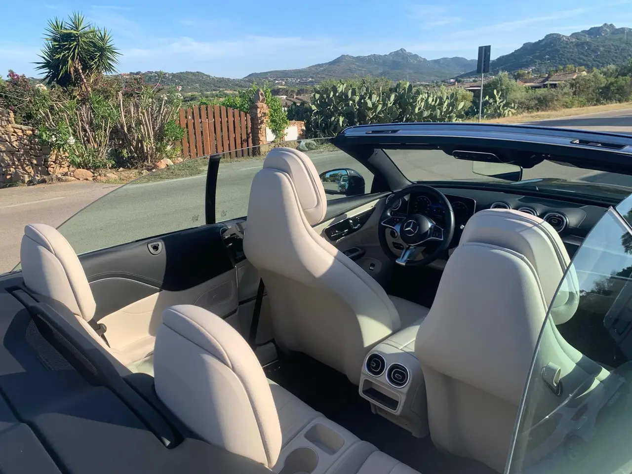 Mercedes Benz CLE Cabrio 2025, intérieur — Geneva Luxury Car Rental, Genève. Mercedes Benz CLE Cabrio à Genève Le Mercedes Benz CLE Cabrio 2025 est proposé à la…