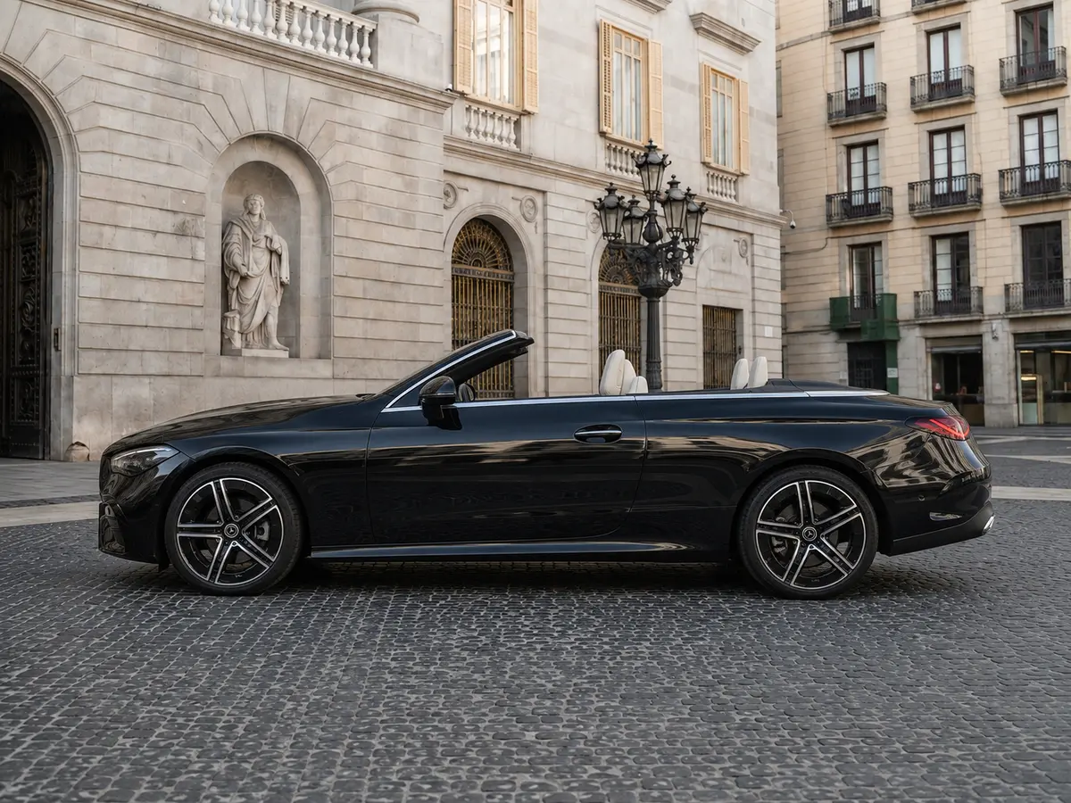 Mercedes Benz CLE Cabrio 2025, extérieur — Geneva Luxury Car Rental, Genève. Mercedes Benz CLE Cabrio à Genève Le Mercedes Benz CLE Cabrio 2025 est proposé à la…