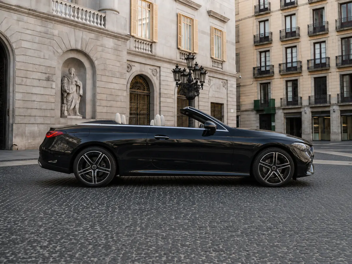 Mercedes Benz CLE Cabrio 2025, vue avant — Geneva Luxury Car Rental, Genève. Mercedes Benz CLE Cabrio à Genève Le Mercedes Benz CLE Cabrio 2025 est proposé à la…