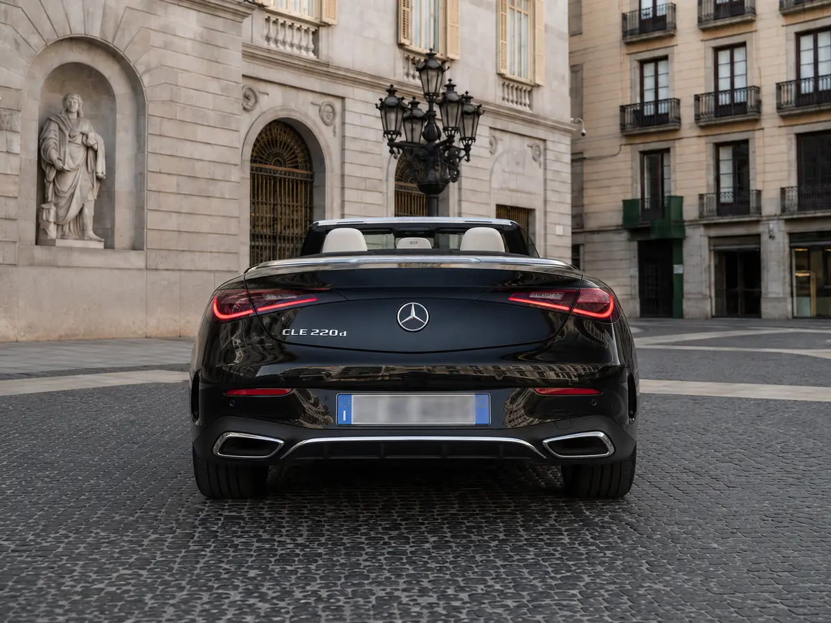 Mercedes Benz CLE Cabrio 2025, vue arrière — Geneva Luxury Car Rental, Genève. Mercedes Benz CLE Cabrio à Genève Le Mercedes Benz CLE Cabrio 2025 est proposé à la…