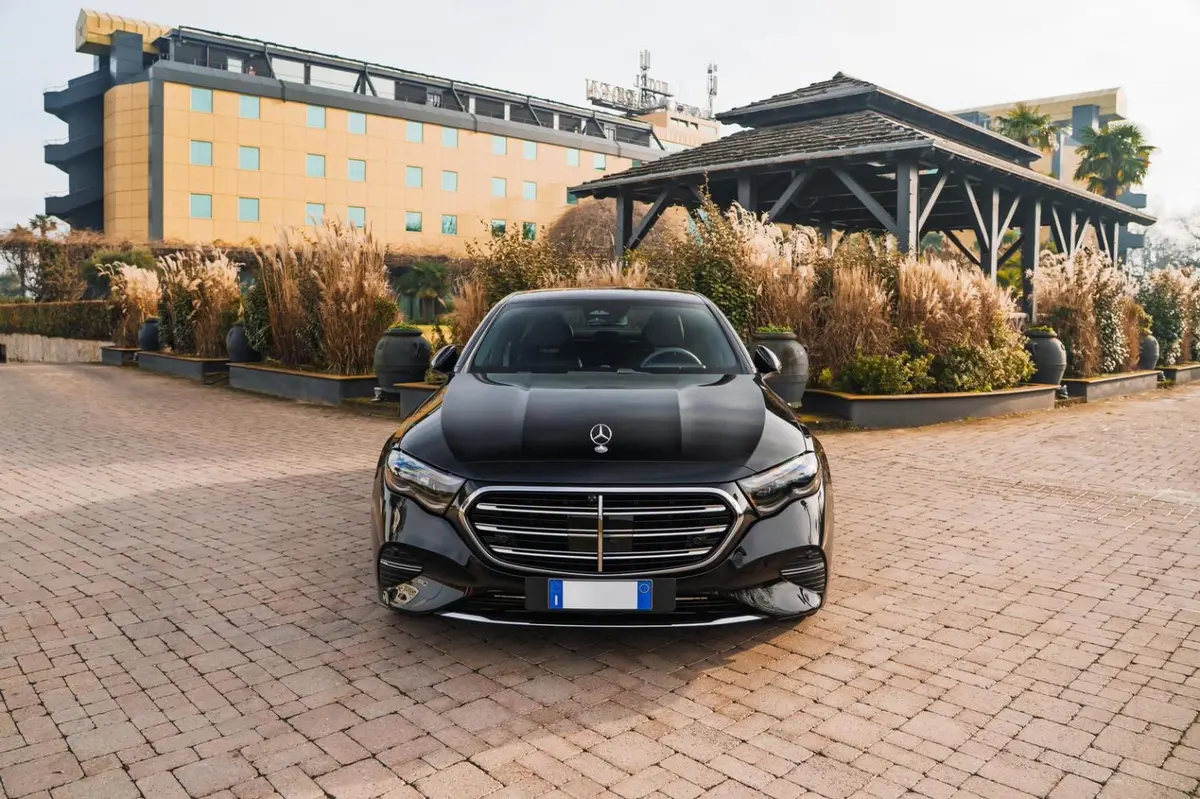 Mercedes Benz E-klasse 220d Premium Plus 2026, vue avant — Geneva Luxury Car Rental, Genève. Mercedes Benz E-klasse 220d Premium Plus à Genève La Mercedes Benz E-klasse 220d Premium…
