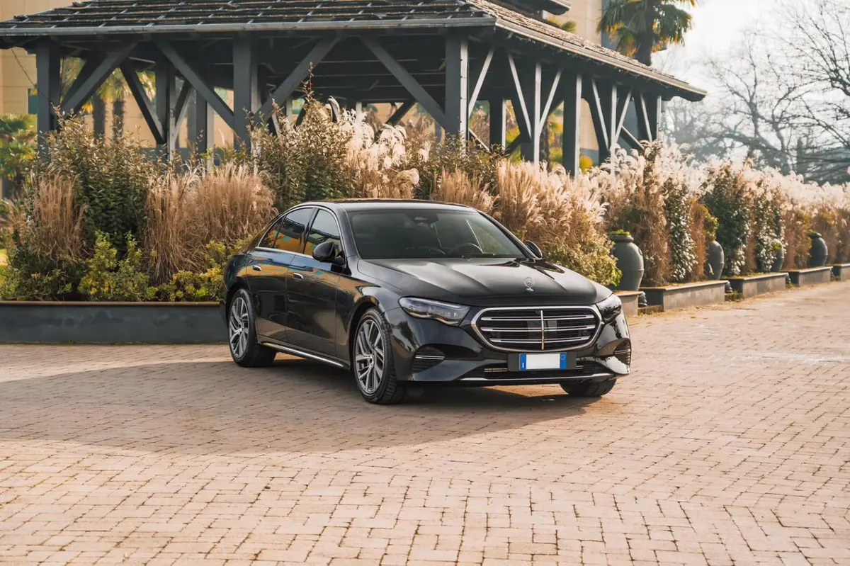 Mercedes Benz E-klasse 220d Premium Plus 2026, vue arrière — Geneva Luxury Car Rental, Genève. Mercedes Benz E-klasse 220d Premium Plus à Genève La Mercedes Benz E-klasse 220d Premium…