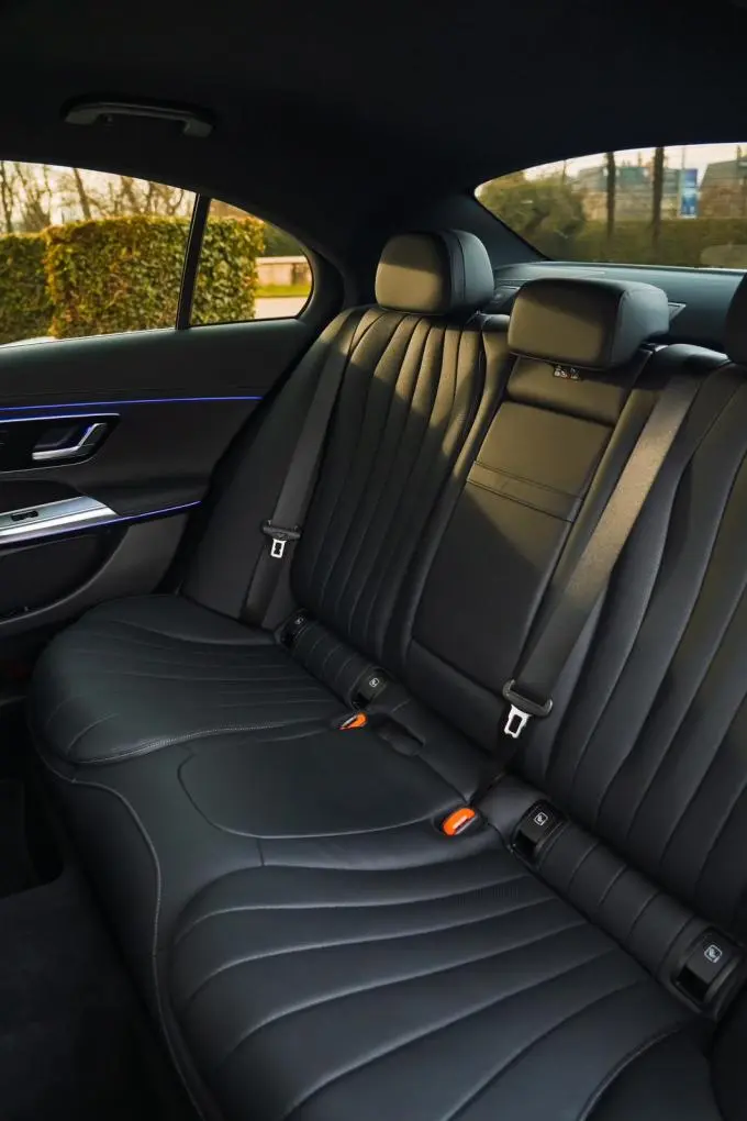 Mercedes Benz E-klasse 220d Premium Plus 2026, intérieur — Geneva Luxury Car Rental, Genève. Mercedes Benz E-klasse 220d Premium Plus à Genève La Mercedes Benz E-klasse 220d Premium…
