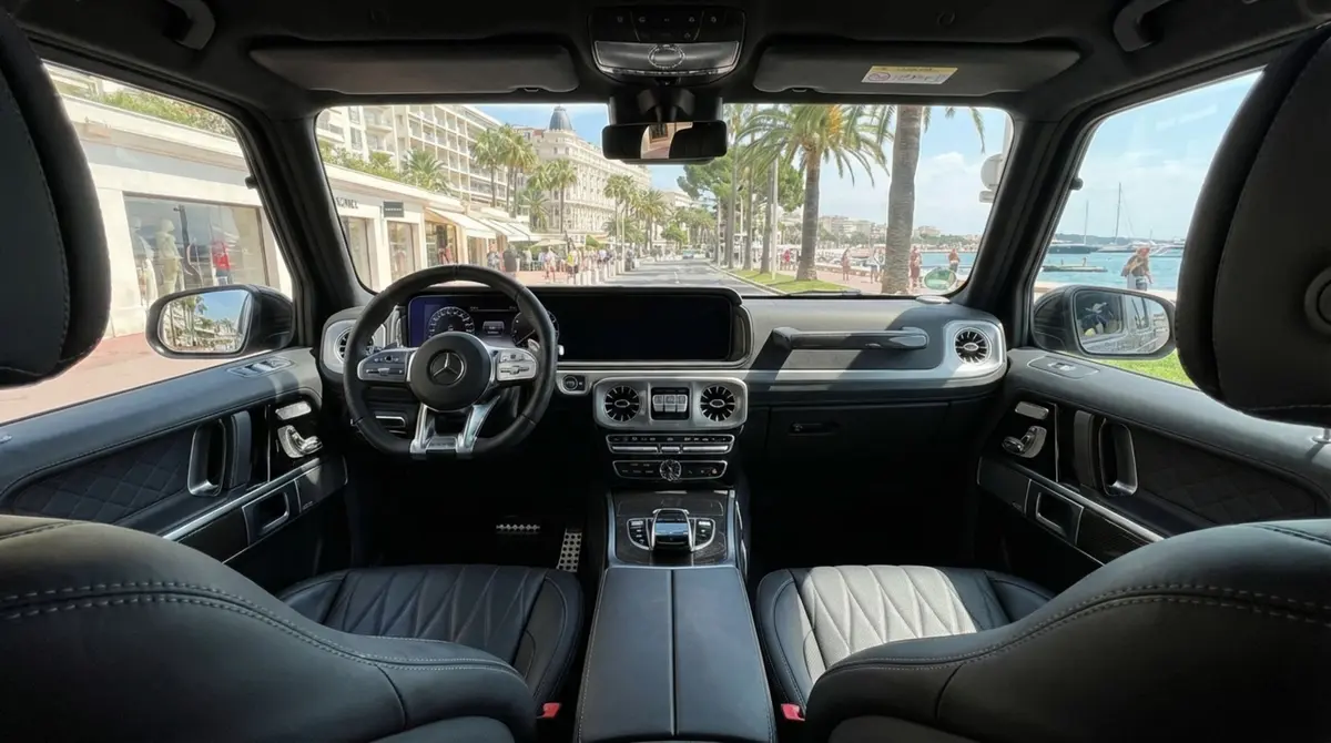 Mercedes Benz G63 2023, intérieur — Geneva Luxury Car Rental, Genève. Mercedes Benz G63 à Genève Le Mercedes Benz G63 2023 est disponible à la location à…