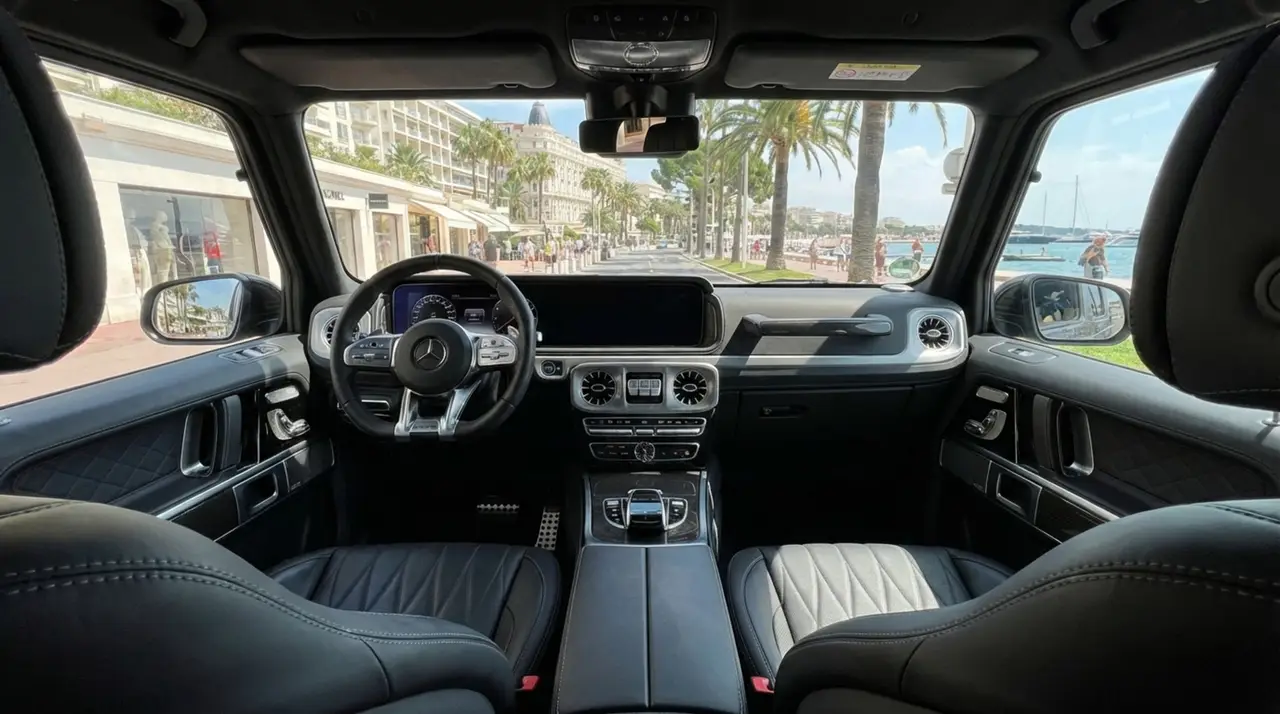 Mercedes Benz G63 2023, intérieur — Geneva Luxury Car Rental, Genève. Mercedes Benz G63 à Genève Le Mercedes Benz G63 2023 est disponible à la location à…