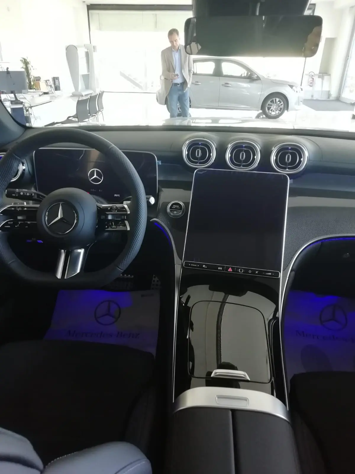 Mercedes Benz GLC 2025, extérieur — Geneva Luxury Car Rental, Genève. Mercedes Benz GLC à Genève Le Mercedes Benz GLC 2025 est proposé à la location à Genève…