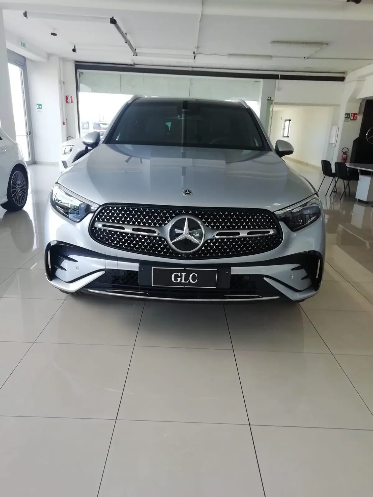 Mercedes Benz GLC 2025, vue avant — Geneva Luxury Car Rental, Genève. Mercedes Benz GLC à Genève Le Mercedes Benz GLC 2025 est proposé à la location à Genève…