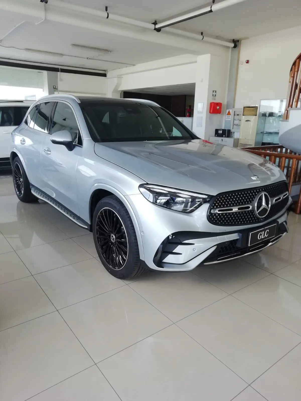 Mercedes Benz GLC 2025, vue arrière — Geneva Luxury Car Rental, Genève. Mercedes Benz GLC à Genève Le Mercedes Benz GLC 2025 est proposé à la location à Genève…