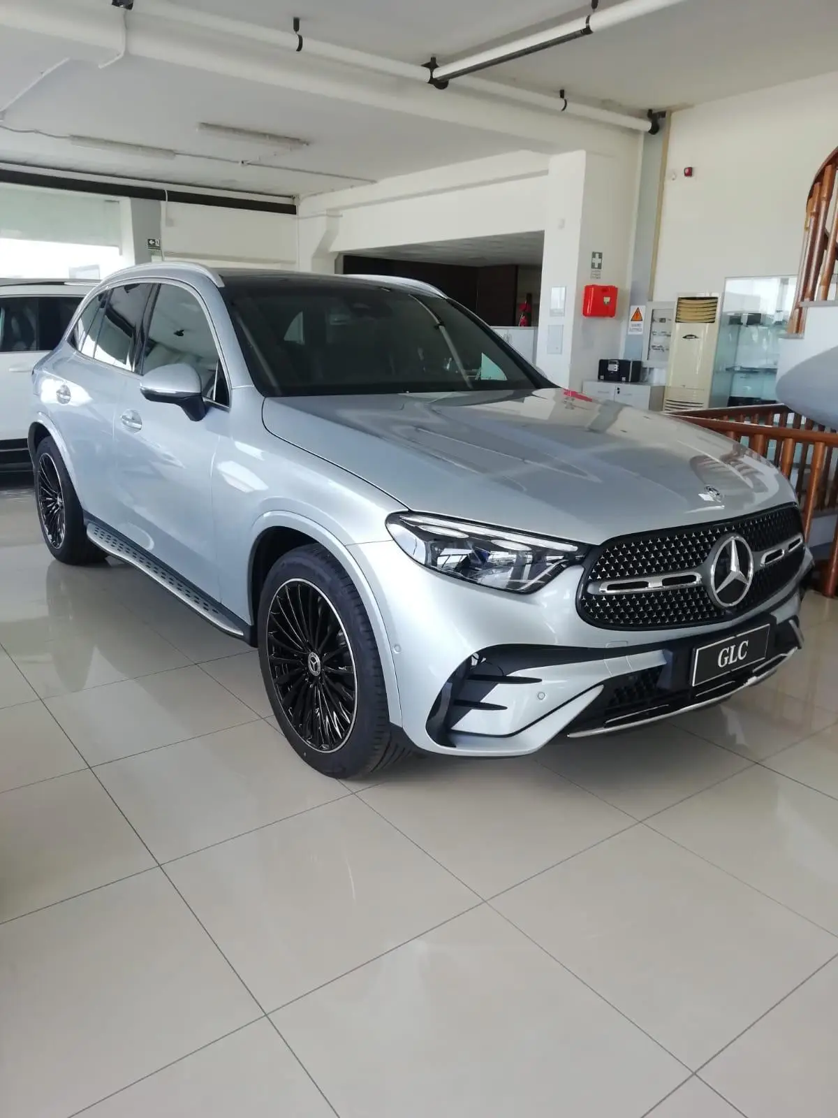 Mercedes Benz GLC 2025, vue arrière — Geneva Luxury Car Rental, Genève. Mercedes Benz GLC à Genève Le Mercedes Benz GLC 2025 est proposé à la location à Genève…