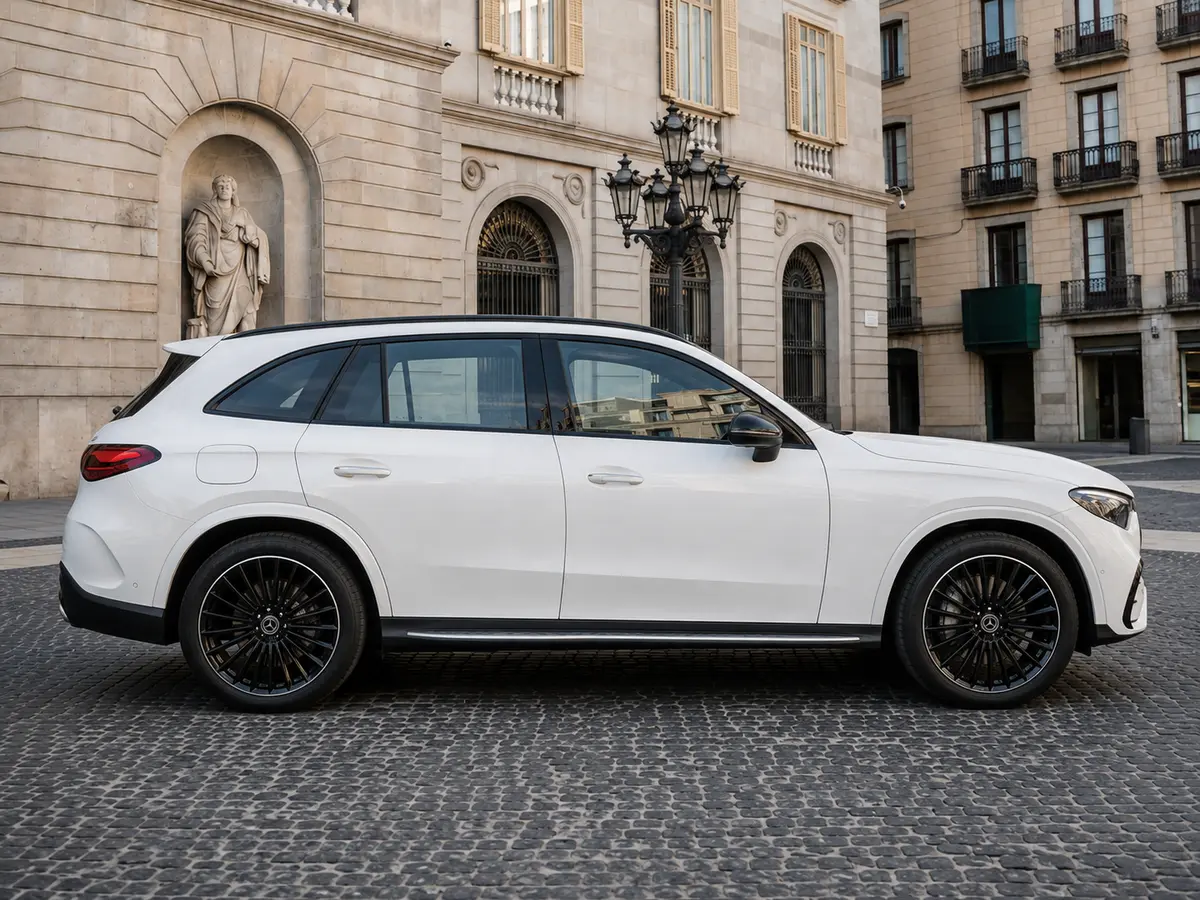 Mercedes Benz GLC 2025, vue avant — Geneva Luxury Car Rental, Genève. Mercedes Benz GLC à Genève Le Mercedes Benz GLC 2025 est proposé à la location à Genève…
