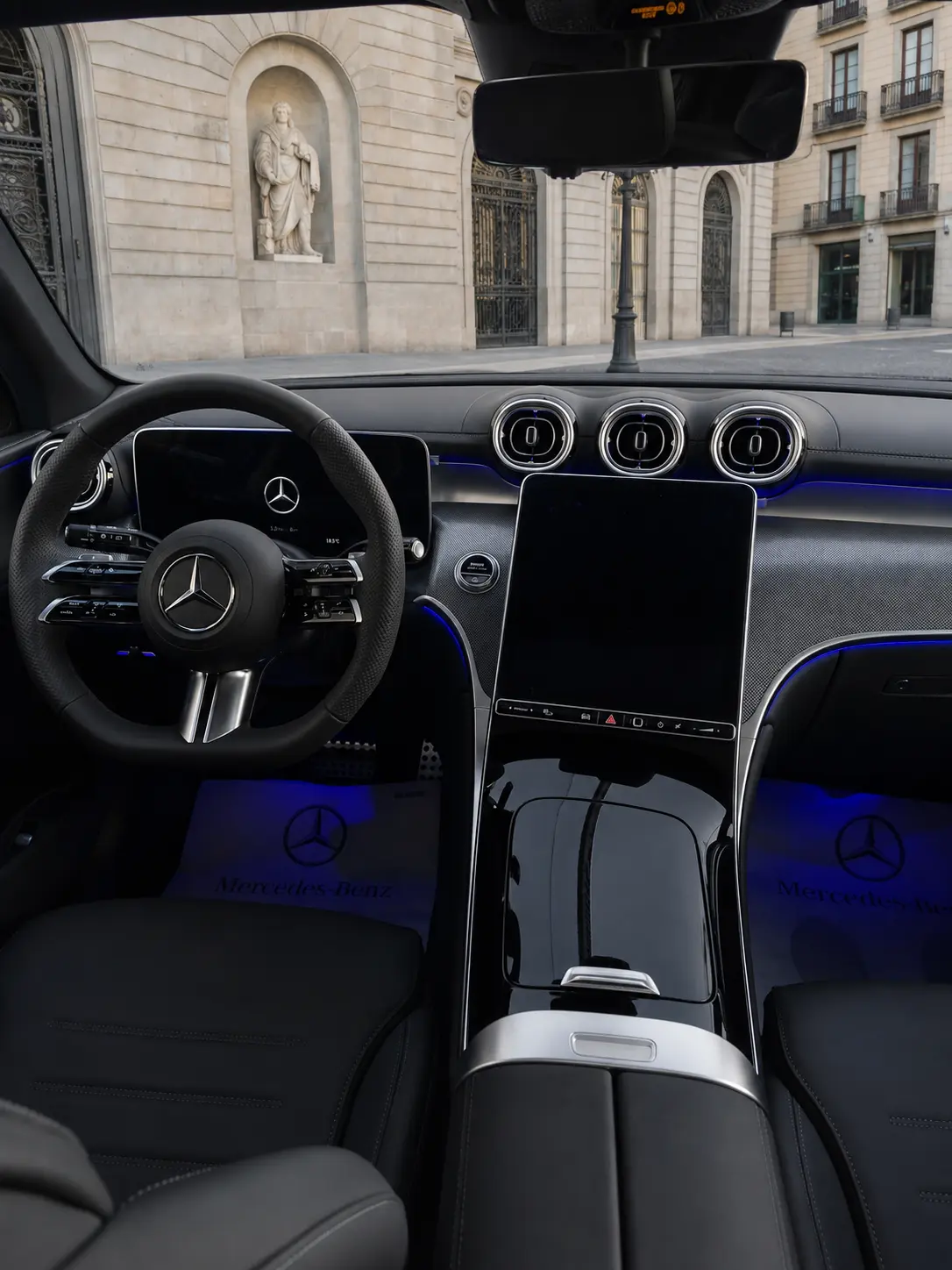 Mercedes Benz GLC 2025, intérieur — Geneva Luxury Car Rental, Genève. Mercedes Benz GLC à Genève Le Mercedes Benz GLC 2025 est proposé à la location à Genève…