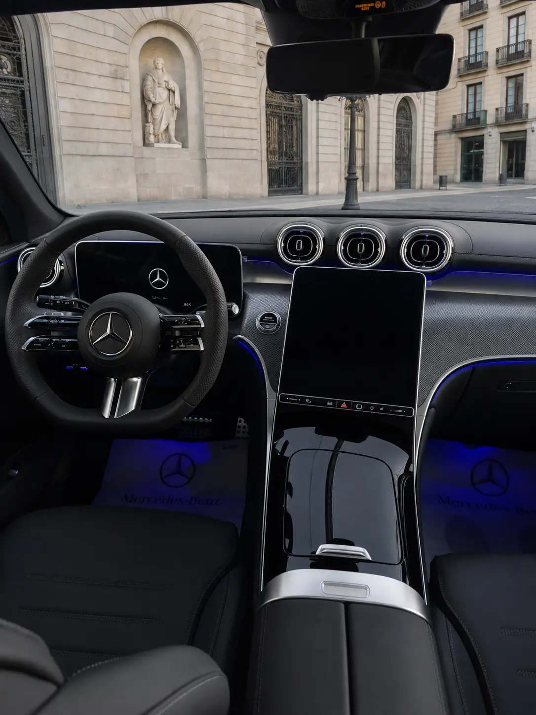 Mercedes Benz GLC 2025, intérieur — Geneva Luxury Car Rental, Genève. Mercedes Benz GLC à Genève Le Mercedes Benz GLC 2025 est proposé à la location à Genève…