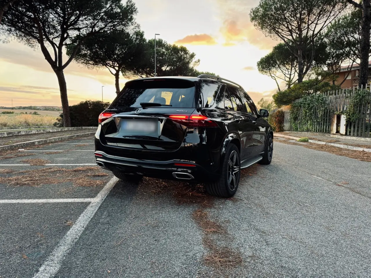 Mercedes Benz GLE 450 AMG 2024, vue arrière — Geneva Luxury Car Rental, Genève. Mercedes Benz GLE 450 AMG à Genève La Mercedes Benz GLE 450 AMG 2024 est disponible à la…
