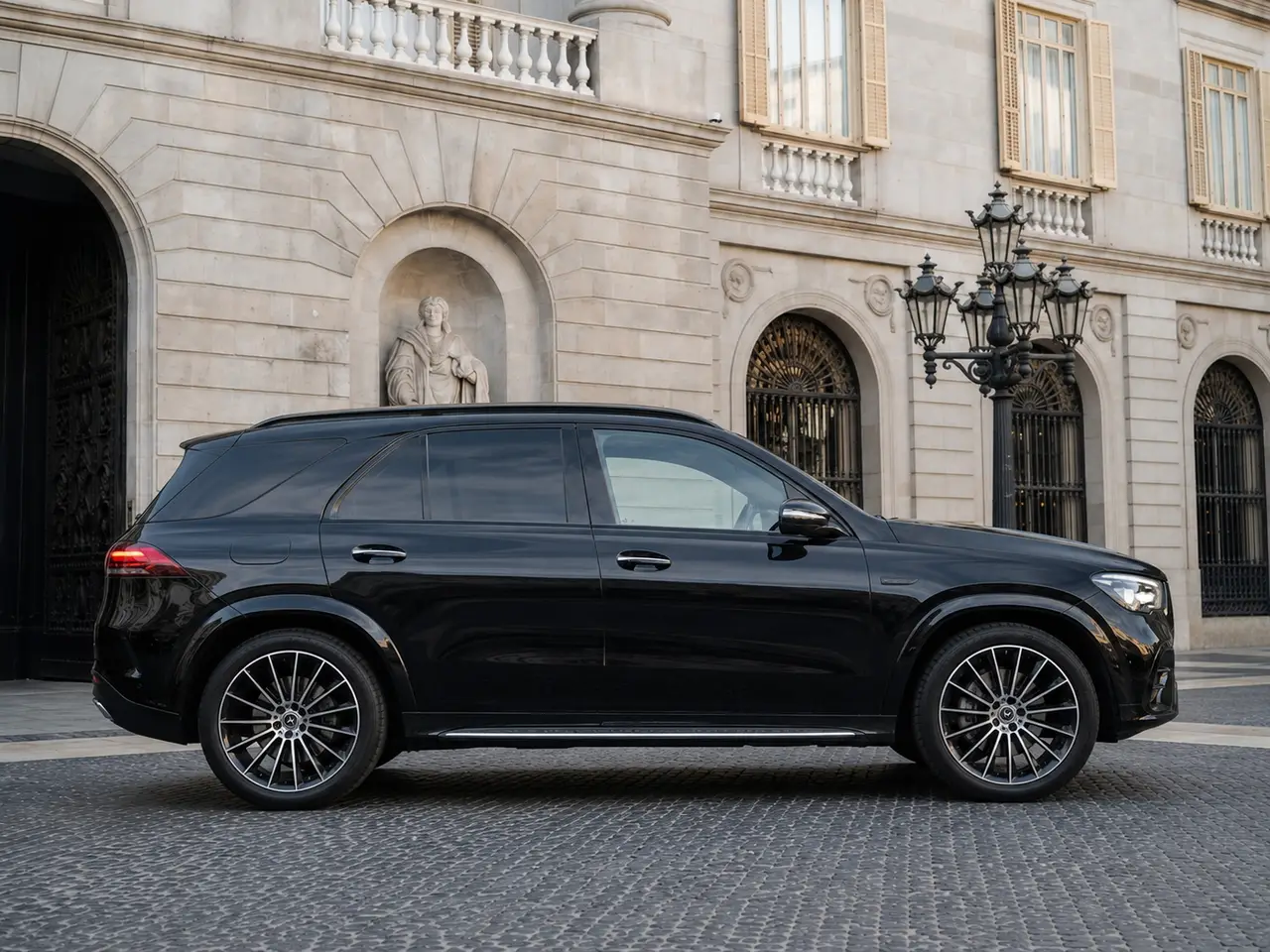 Mercedes Benz GLE 450 AMG 2024, vue avant — Geneva Luxury Car Rental, Genève. Mercedes Benz GLE 450 AMG à Genève La Mercedes Benz GLE 450 AMG 2024 est disponible à la…