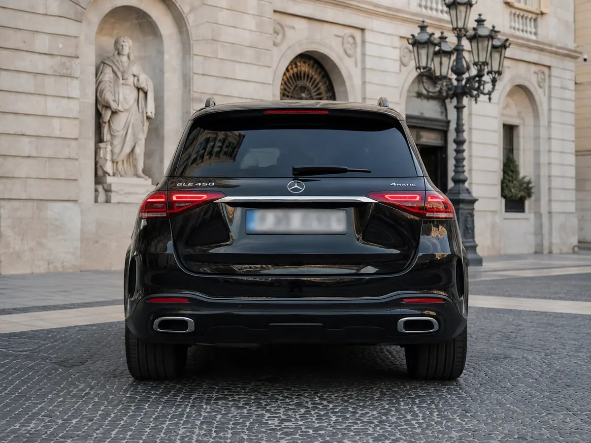 Mercedes Benz GLE 450 AMG 2024, vue arrière — Geneva Luxury Car Rental, Genève. Mercedes Benz GLE 450 AMG à Genève La Mercedes Benz GLE 450 AMG 2024 est disponible à la…