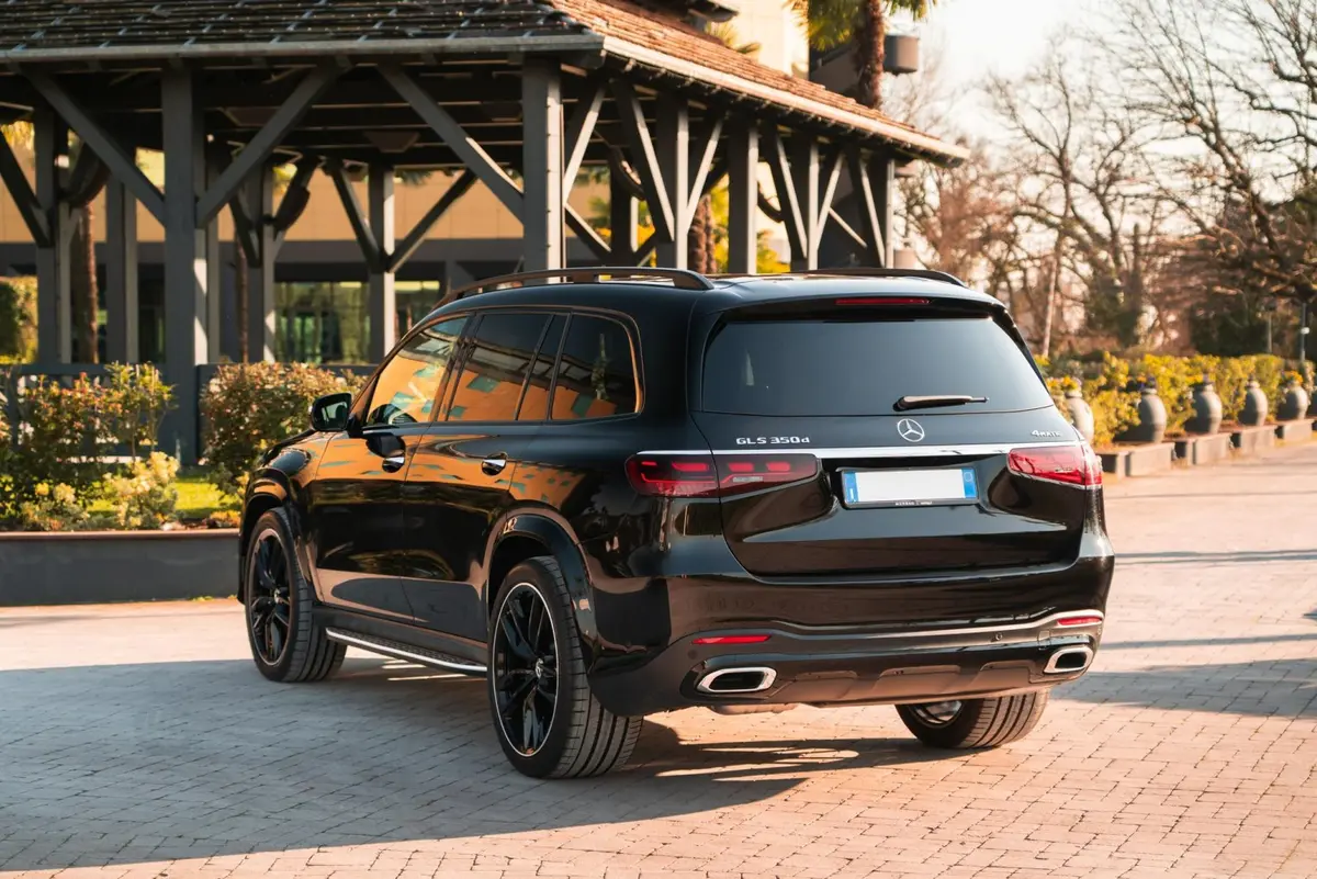 Mercedes Benz GLS-klasse 350 D Exclusive 7 Posti 2025, extérieur — Geneva Luxury Car Rental, Genève. Mercedes Benz GLS-klasse 350 D Exclusive 7 Posti à Genève Le Mercedes Benz GLS-klasse 350…