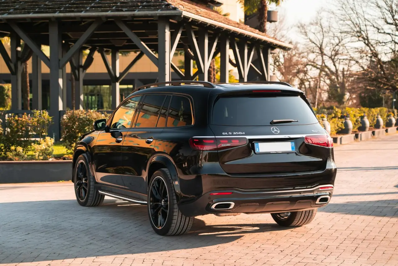 Mercedes Benz GLS-klasse 350 D Exclusive 7 Posti 2025, extérieur — Geneva Luxury Car Rental, Genève. Mercedes Benz GLS-klasse 350 D Exclusive 7 Posti à Genève Le Mercedes Benz GLS-klasse 350…