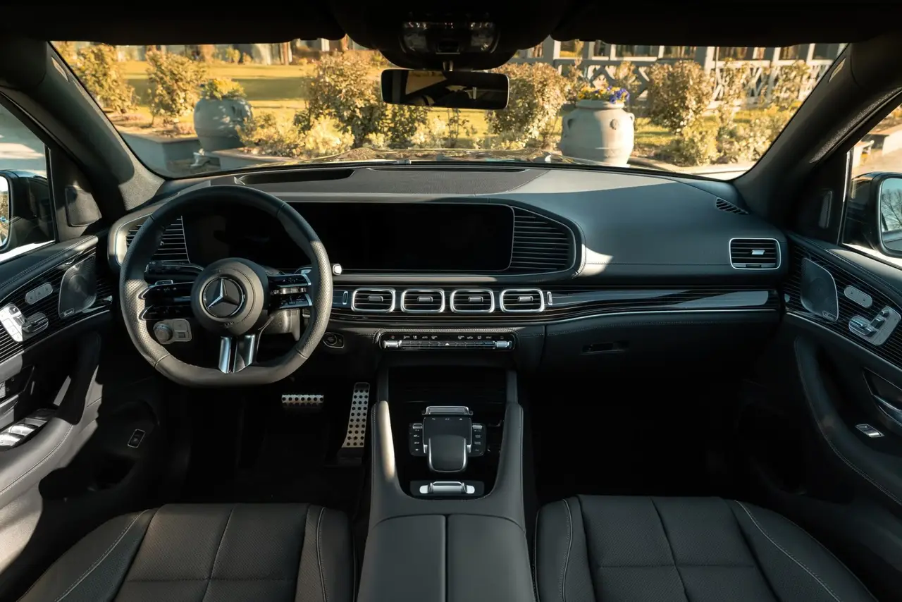 Mercedes Benz GLS-klasse 350 D Exclusive 7 Posti 2025, vue avant — Geneva Luxury Car Rental, Genève. Mercedes Benz GLS-klasse 350 D Exclusive 7 Posti à Genève Le Mercedes Benz GLS-klasse 350…