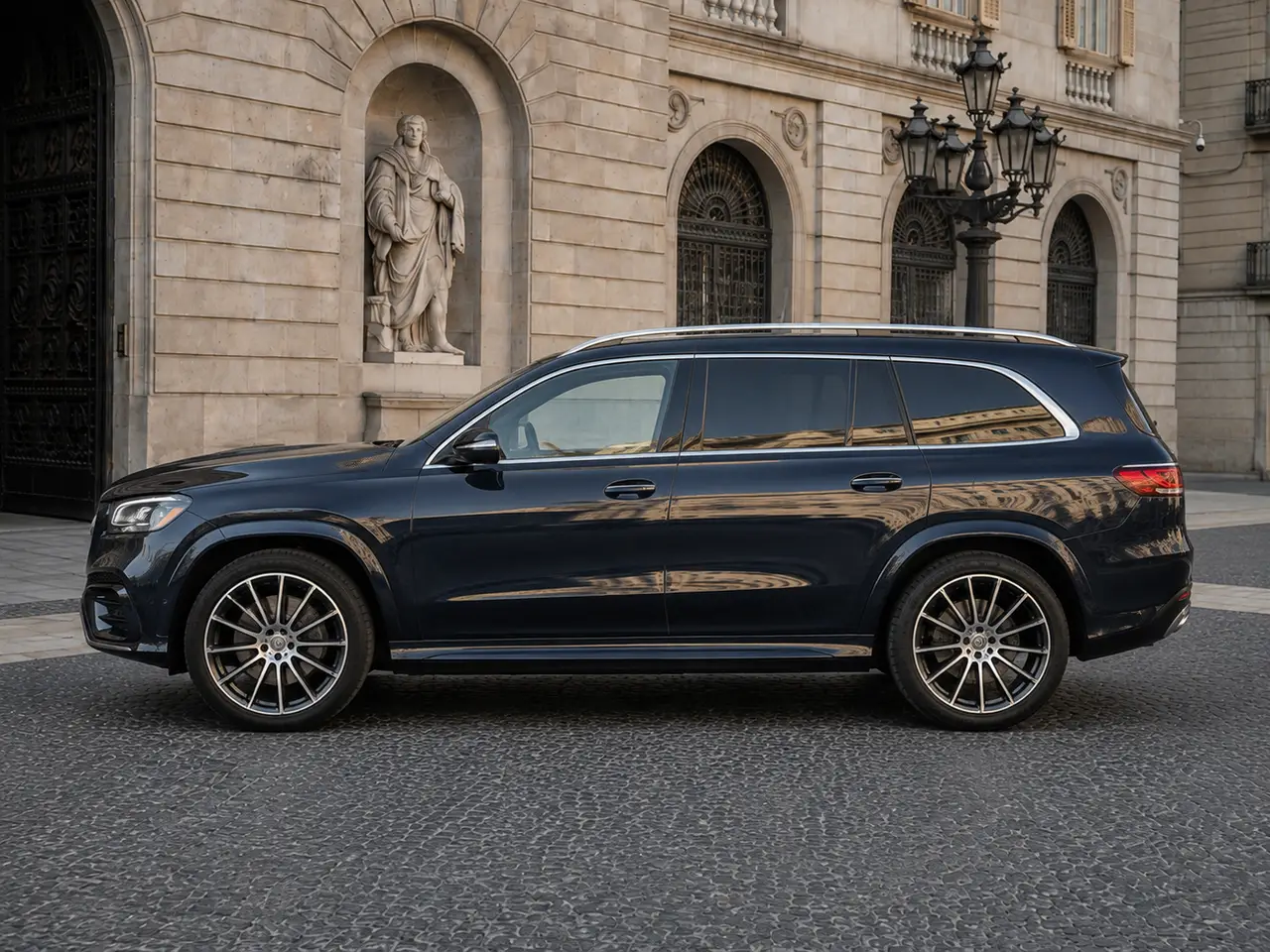 Mercedes Benz GLS-klasse 350 D Exclusive 7 Posti 2025, extérieur — Geneva Luxury Car Rental, Genève. Mercedes Benz GLS-klasse 350 D Exclusive 7 Posti à Genève Le Mercedes Benz GLS-klasse 350…