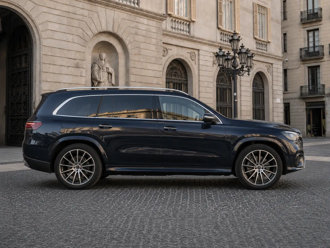 Mercedes Benz GLS-klasse 350 D Exclusive 7 Posti 2025, vue avant — Geneva Luxury Car Rental, Genève. Mercedes Benz GLS-klasse 350 D Exclusive 7 Posti à Genève Le Mercedes Benz GLS-klasse 350…