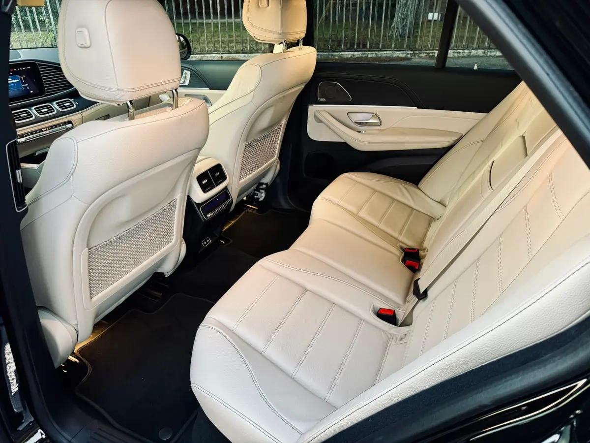 Mercedes Benz GLS Maybach 2022, vue avant — Geneva Luxury Car Rental, Genève. Mercedes Benz GLS Maybach à Genève La Mercedes Benz GLS Maybach 2022 figure parmi les…