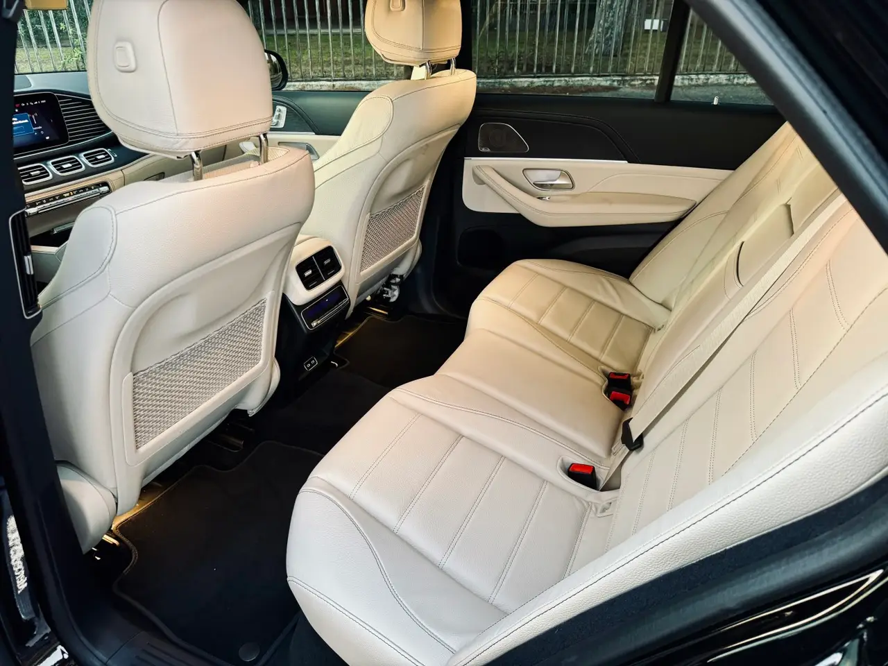 Mercedes Benz GLS Maybach 2022, vue avant — Geneva Luxury Car Rental, Genève. Mercedes Benz GLS Maybach à Genève La Mercedes Benz GLS Maybach 2022 figure parmi les…