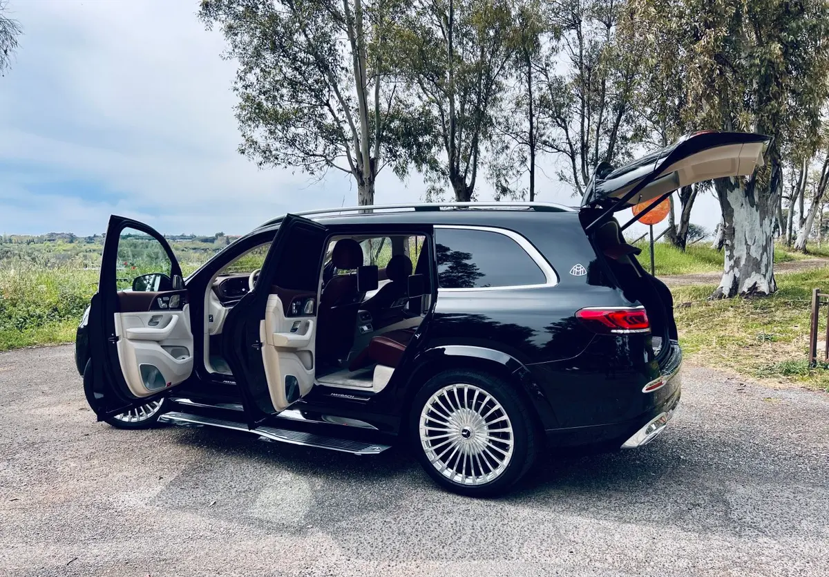 Mercedes Benz GLS Maybach 2022, vue arrière — Geneva Luxury Car Rental, Genève. Mercedes Benz GLS Maybach à Genève La Mercedes Benz GLS Maybach 2022 figure parmi les…