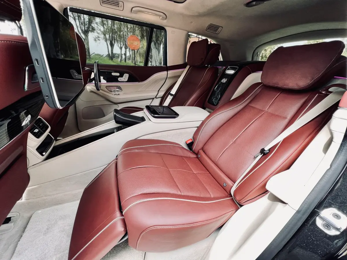 Mercedes Benz GLS Maybach 2022, intérieur — Geneva Luxury Car Rental, Genève. Mercedes Benz GLS Maybach à Genève La Mercedes Benz GLS Maybach 2022 figure parmi les…
