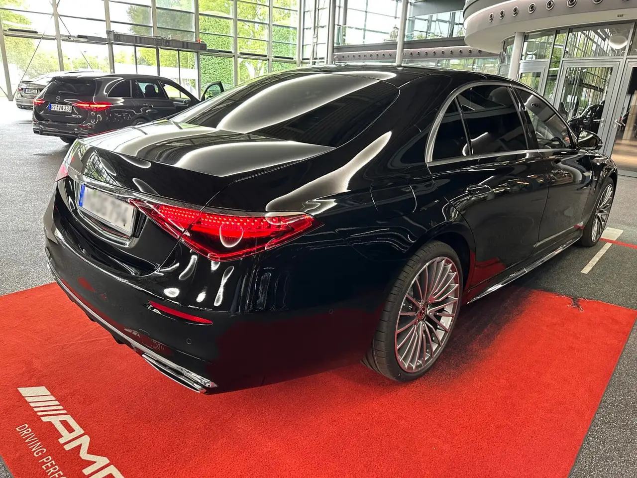 Mercedes Benz S-klasse S400 Long 4-Matic 2023, extérieur — Geneva Luxury Car Rental, Genève. Mercedes Benz S-klasse S400 Long 4-Matic à Genève Le Mercedes Benz S-klasse S400 Long…